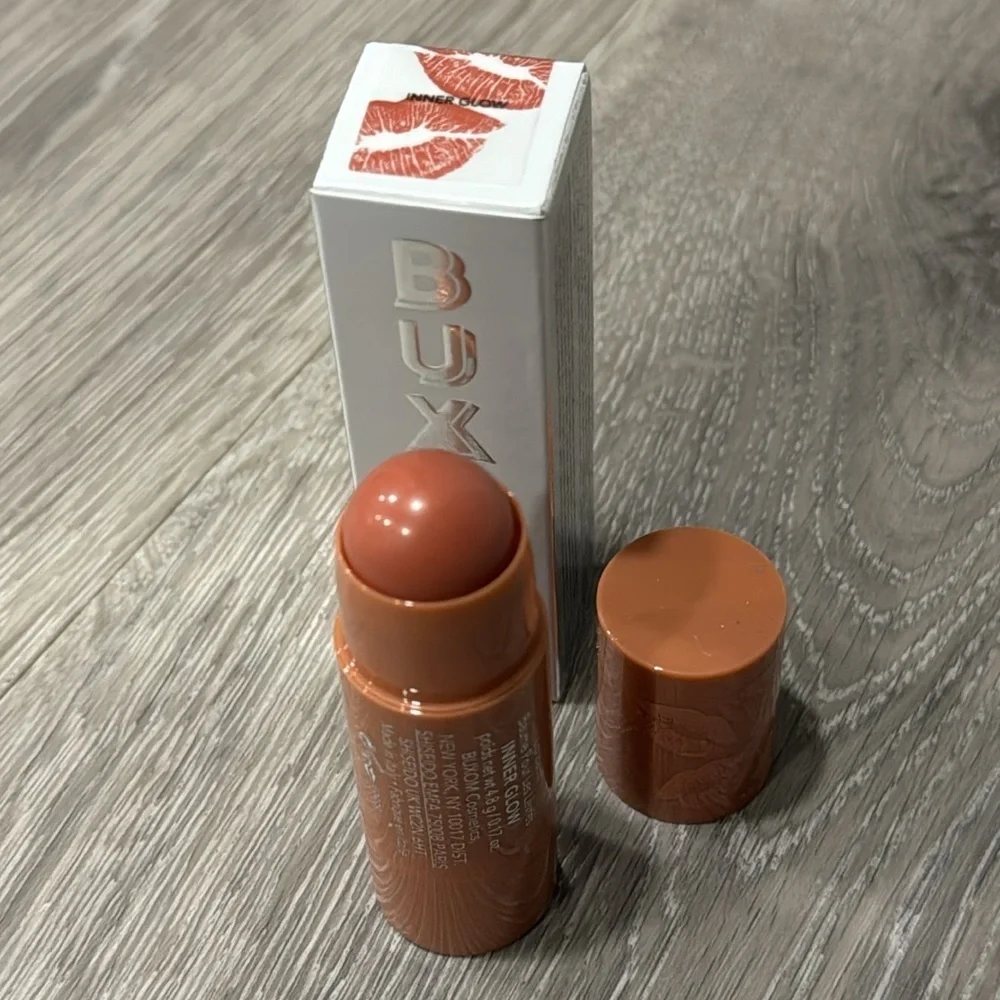 Buxom lip power